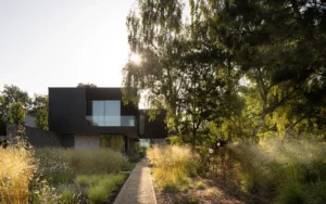 Evening light on the residence, accentuating gardens, terraces, and architectural form.