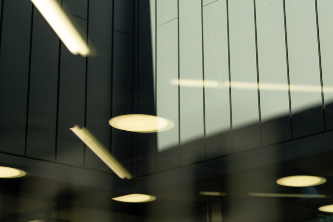 Interior view of AMIC offices combining functionality, natural light and contemporary architecture.