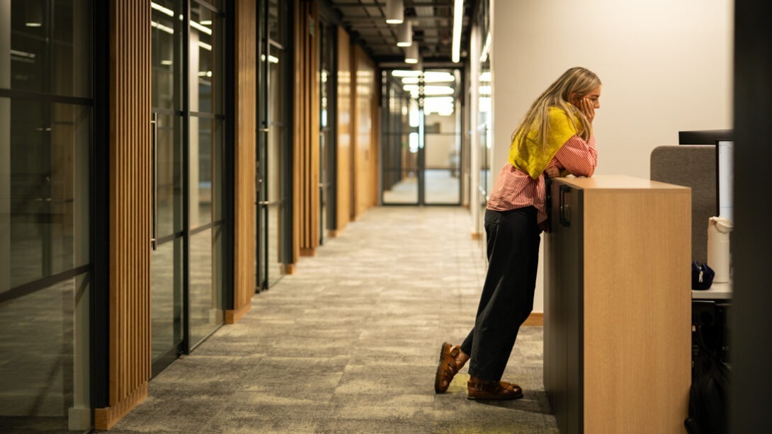 Collaborative breakout space at AMIC featuring natural materials and contemporary furnishings.